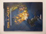 un livre sur lequel figure l'image d'un dragon attaquant un homme