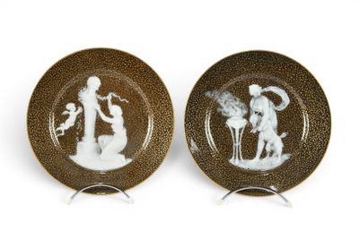 deux assiettes marron et blanches sur lesquelles figure l'image d'un homme et d'une femme