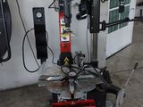 une machine posée sur le sol dans un garage