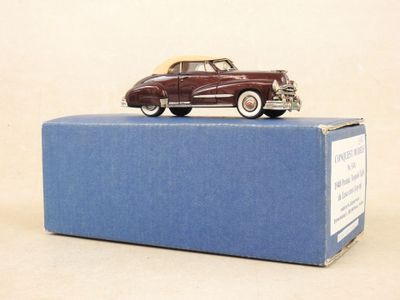 une petite voiture posée sur une boîte bleue