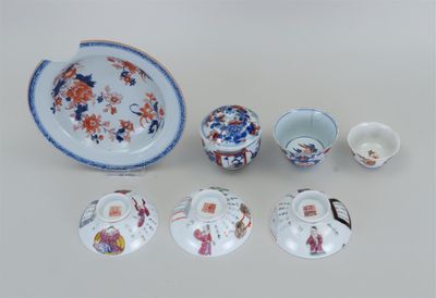 une petite sélection de plats et de bols asiatiques posés sur une table