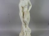statue en marbre représentant une femme tenant une fleur dans la main droite