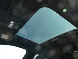 une vue du soleil à travers le pare-brise d'une voiture