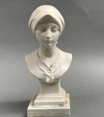 buste en marbre blanc représentant une femme coiffée d'un turban