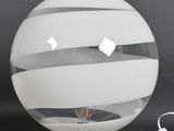 une lampe posée sur une table à côté d'un chargeur