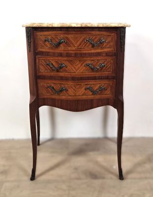 une ancienne commode en bois avec dessus en marbre