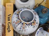 une boîte jaune remplie de différents types de vases et de livres