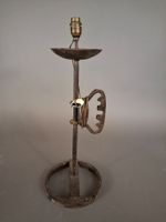 ART POPULAIRE - Pied de lampe en fonte, la base circulaire, … (photo 2)