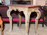 une table sur laquelle est posé un miroir