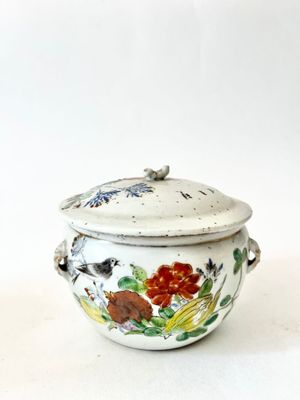 POT COUVERT en porcelaine glaçure céladon à décor sur la pan…