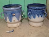 deux vases bleus et blancs placés l'un à côté de l'autre