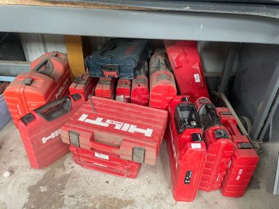 de nombreuses caisses à outils rouges et des outils dans un garage