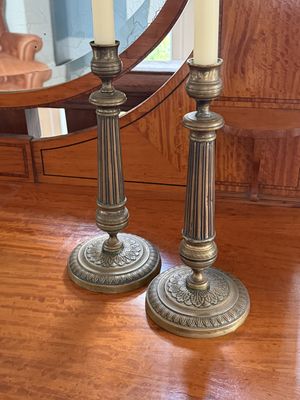 deux bougies posées sur une table en bois