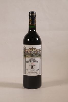 une bouteille de vin posée sur une table