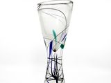 un vase en verre transparent orné d'un motif bleu et vert