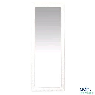 une photo représentant un grand miroir accroché à un mur blanc