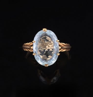 une bague en or sertie d'une topaze blanche de taille ovale