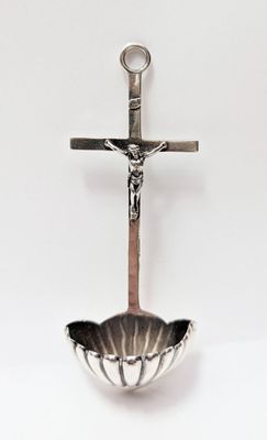 une cuillère en argent ornée d'une croix et une cuillère en forme de croix