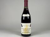 une bouteille de vin posée sur une table