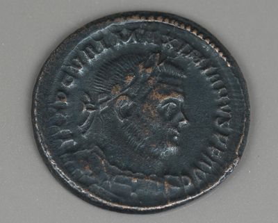 une vieille pièce de monnaie sur laquelle figure le portrait d'un homme