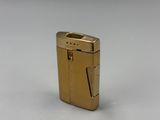 l'image d'un briquet doré posé sur une surface blanche