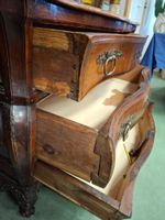 Commode tombeau en noyer mouluré ouvrant par trois tiroirs, … (photo 6)