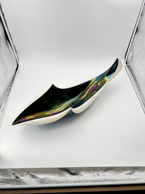 un objet en verre posé sur une table