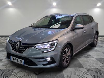 la voiture grise est garée sur un sol en damier dans le garage