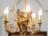 une photo d'un lustre orné de bougies