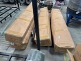 une pile de cartons sur une palette dans un entrepôt