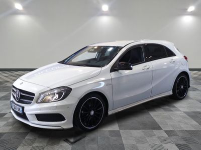 la classe b de la mercedes est garée sur un sol en damier