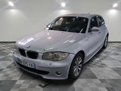 la photo d'une voiture argentée garée dans un garage