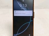un gros plan d'un téléphone portable posé sur un support, sur une table