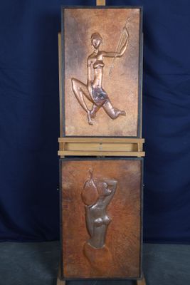 deux sculptures en bronze représentant un homme et une femme, posées sur un socle