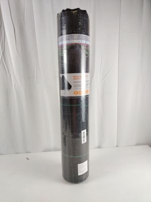 un rouleau de tissu noir posé sur une surface blanche