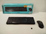 un clavier d'ordinateur et une souris posés sur une table