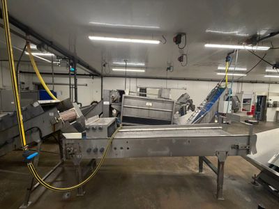 une machine qui fonctionne dans une usine équipée d'un tapis roulant