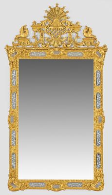 un miroir richement décoré, avec un cadre doré et un verre bleu et blanc