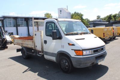 un camion blanc garé dans un parking