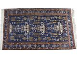 un tapis bleu et marron avec un motif dessus