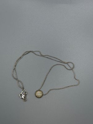 un collier en argent avec deux breloques sur une chaîne