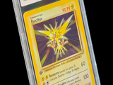 gros plan d'une carte pokemon dans un étui en plastique