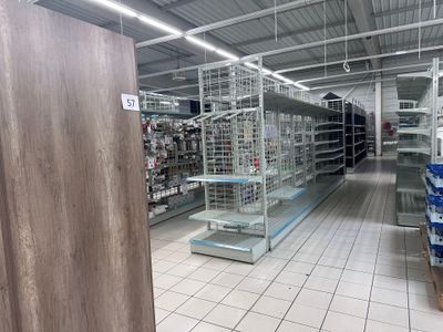 de nombreuses étagères dans le magasin, sur lesquelles sont disposés de nombreux articles