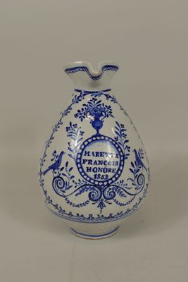 une image représentant un vase bleu et blanc orné d'un oiseau