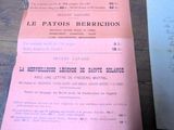 un menu de restaurant posé sur une table, à côté d'une feuille de papier
