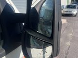 le rétroviseur latéral d'une camionnette blanche garée sur le bord de la route