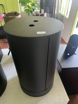 une poubelle noire posée sur une table