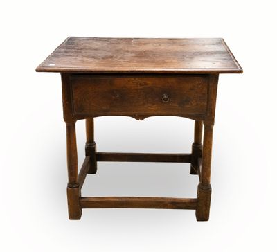 une petite table en bois avec un tiroir