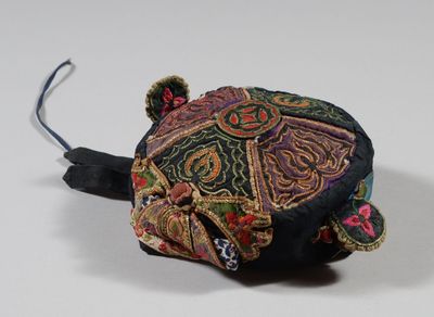 une petite tortue assise sur une surface blanche