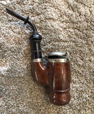Bretagne : une pipe en bois ancienne.